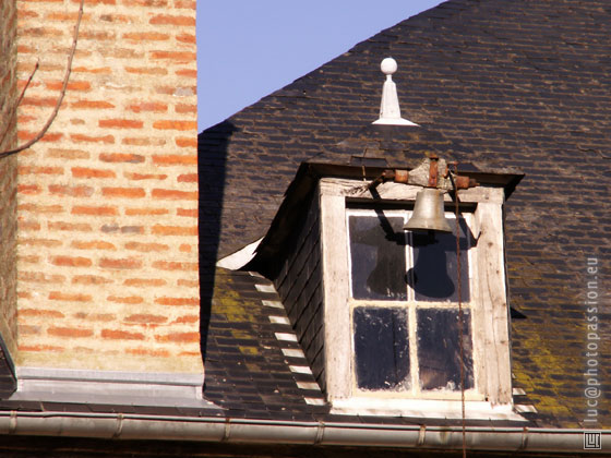 Chteau de Bellecour : cloche prs des toitures.