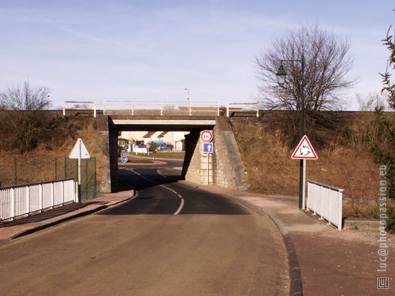La voie ferr�e SNCF Nantes-Lyon traverse le village.