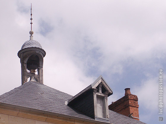 Le to�t de la mairie et son clocheton.