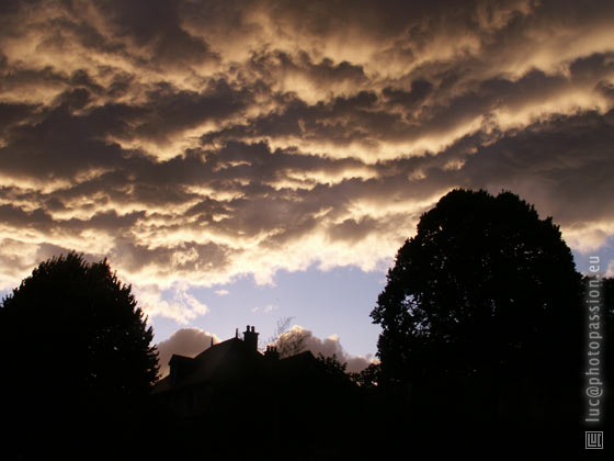 Nuages d'un soir au-dessus de l'Ancien Hospice.