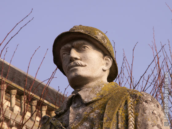 Visage de la statue du monument aux morts de Sanssat