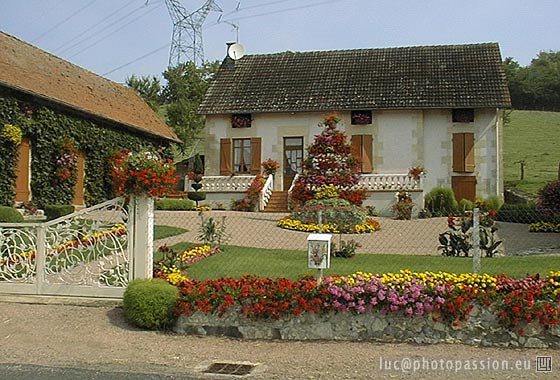 Le jardin de M. Lucien Grenier, grand amateur de fleurissement, sur la route de Cr�chy.