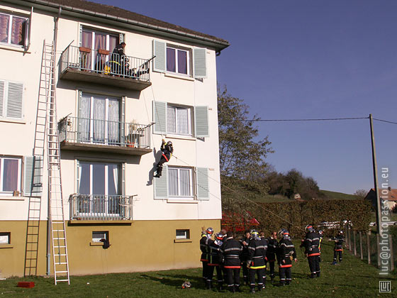 Nos sapeurs-pompiers en exercice d'vacuation de personnes en btiment lev.