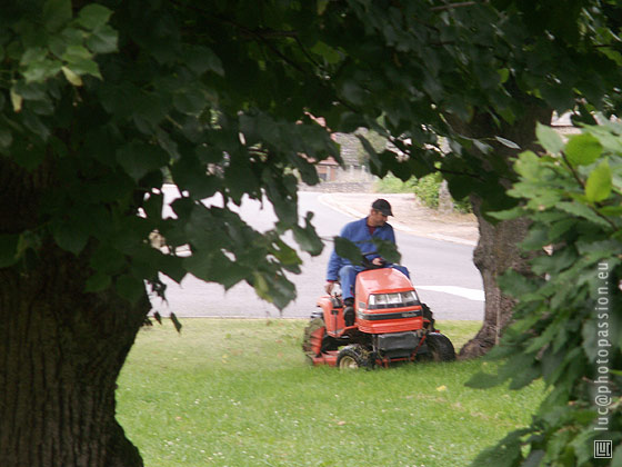 S�ance de tonte pour le square.